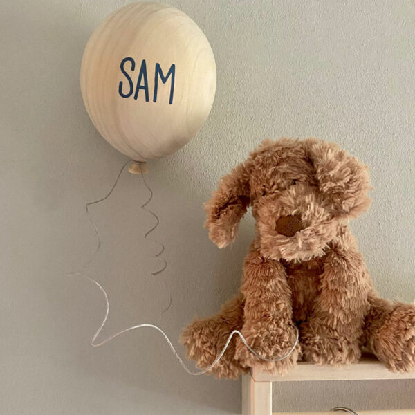 Deze populieren houten ballon is het leukste kleine cadeautje voor de kamer van je kindje. Iedere Peppel & Co. ballon is met de hand gemaakt. Hierdoor is geen ballon helemaal hetzelfde.