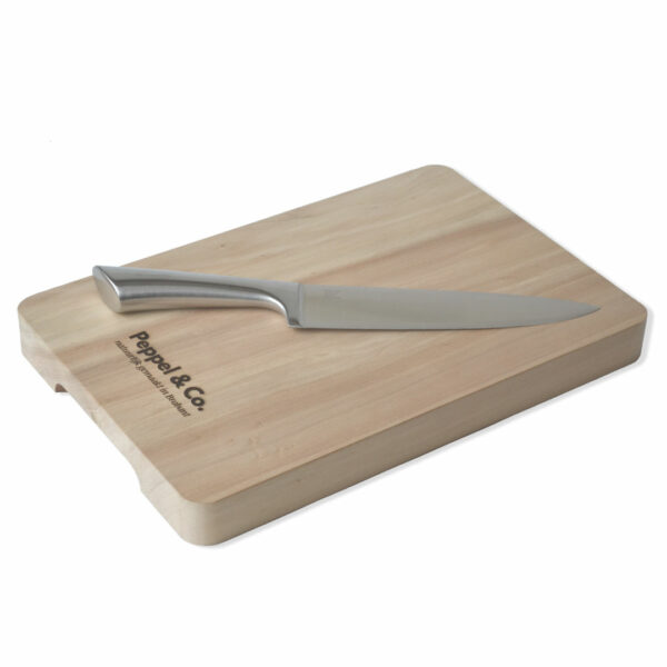 Ontdek de Peppelplank, jouw nieuwe keukenfavoriet! Deze snijplank is gemaakt van duurzaam populierenhout, met zorg lokaal geproduceerd.